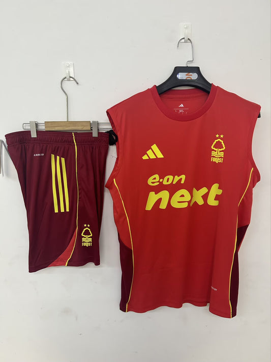 25-26 Nottingham Forest primer conjunto de entrenamiento sin mangas