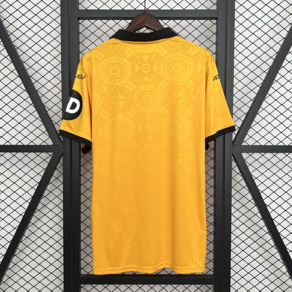 25-26 Wolverhampton primera equipacion