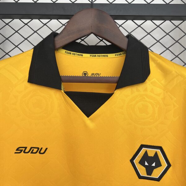 25-26 Wolverhampton primera equipacion