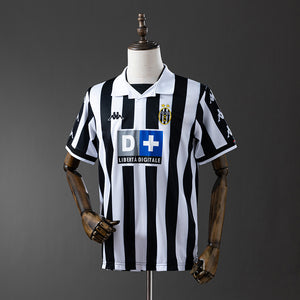 99-00 Juventus primera equipación